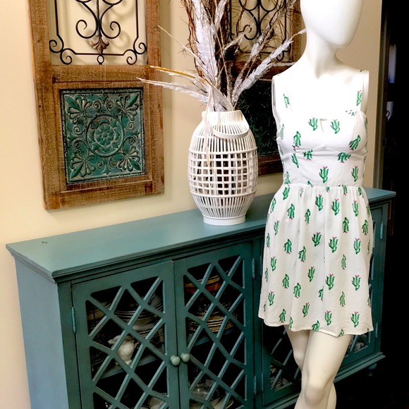 A U W SIZE SMALL. Sundress w cacti on a white background. MINI W STRETCH BACK 💚 - Picture 2 of 8